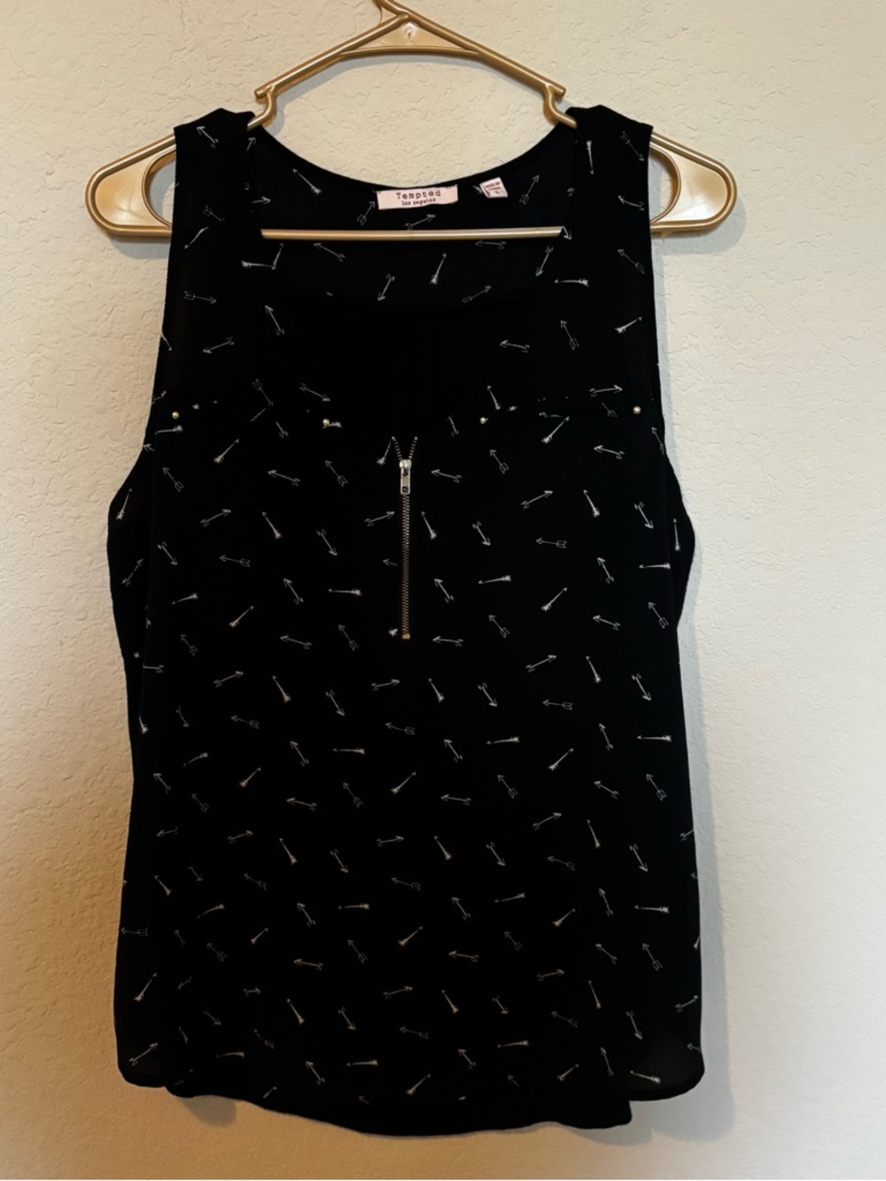 Tempted Los Angeles Womens Black Sleeveless Blouse White Arrow Pattern Sz Large